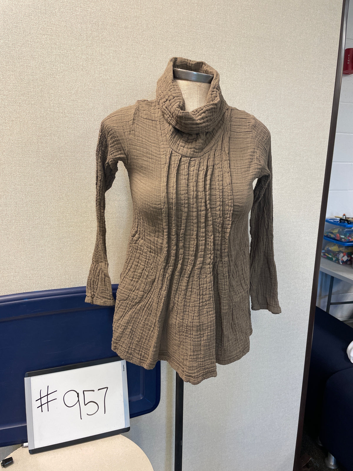 957-Cotton Rolled Neck w Pleats