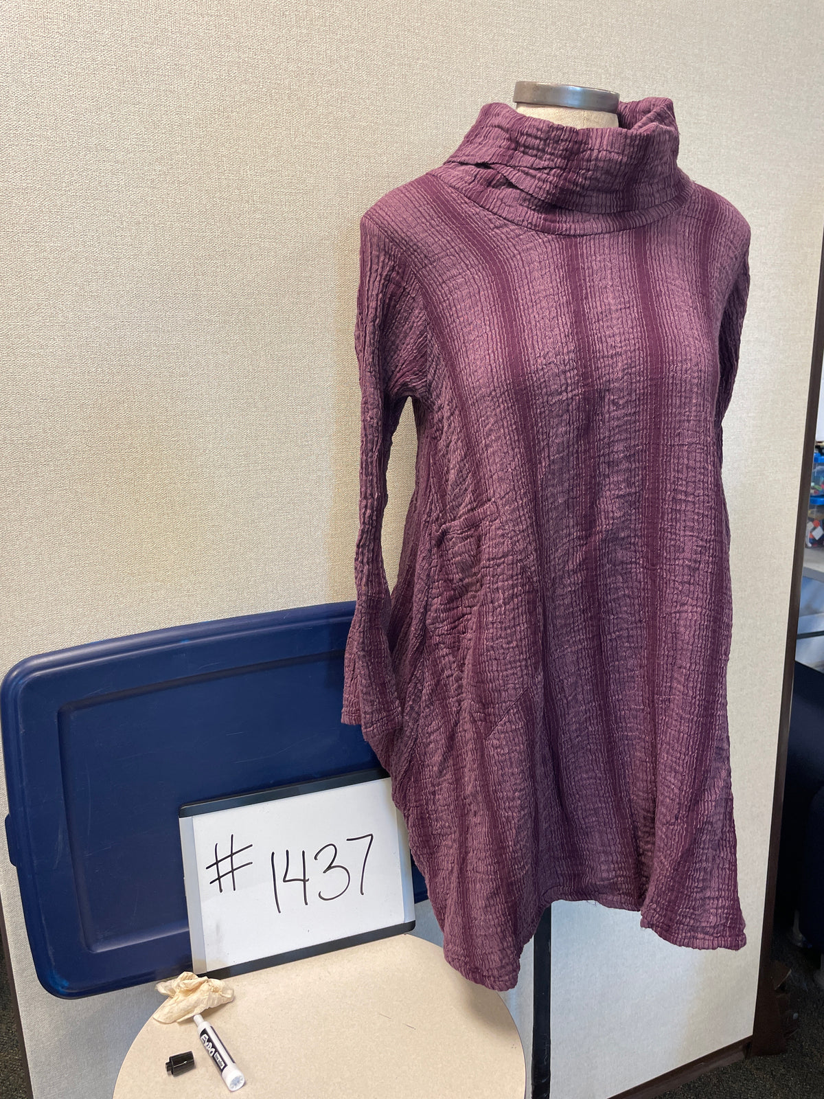 1437-Cotton dress w Cow Neck